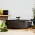 Tava cu capac Darren, Homla, 41x25.7x11 cm, 7 L, aluminiu/sticla, negru