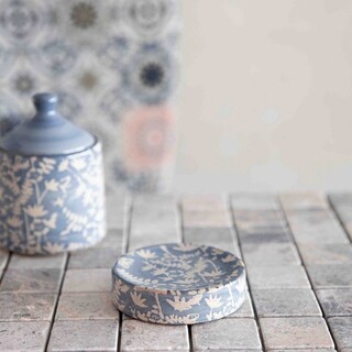 Albastru;Alb, Savoniera