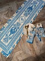 Traversa de masa, Hermia, 626SRT1150, Lavabil la mașină la 30 °C / Călcat la temperatură mică. / Nu folosiți înălbitori. / Nu curățați chimic. / Nu uscați la uscător., Albastru/Alb