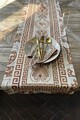 Traversa de masa, Hermia, 626SRT1149, Lavabil la mașină la 30 °C / Călcat la temperatură mică. / Nu folosiți înălbitori. / Nu curățați chimic. / Nu uscați la uscător., Tigla Roșu/Alb