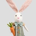 Decoratiune iepure cu morcov Carrot, Homla, 55 cm, poliester, multicolor