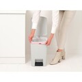 Cos de gunoi cu pedala, Brabantia, StepUp, 25 L, 35.2x28x40.9 cm, polipropilena, gri deschis