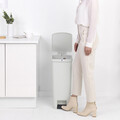 Cos de gunoi cu pedala, Brabantia, StepUp, 40 L, 35.2x28x66.6 cm, polipropilena, gri deschis