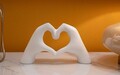 Figurina /sculptura decorativa Hands Lover, Mauro Ferretti, 25x7.5x13.5 cm, polirasina, alb