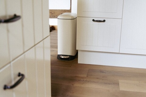 Cos de gunoi cu pedala Design, Wenko, 23.5x41x55 cm, otel/polipropilena, crem/negru