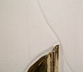 Decoratiune de perete, Mauro Ferretti, Nairobi, 23.5x6.5x49.5 cm, ceramica, alb/auriu