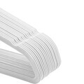 Set 20 umerase catifelate, Songmics, antialunecare, max 5 kg, cu bara pentru cravate, alb
