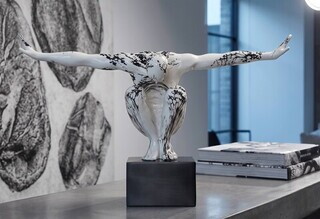 Alb;Negru, Gymnast Sculpture