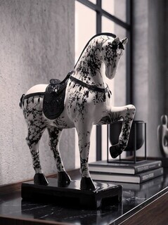 Alb;Negru, Horse-Shaped