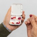 Cutie electronica si inteligenta pentru medicamente InnovaGoods, cu ceas digital