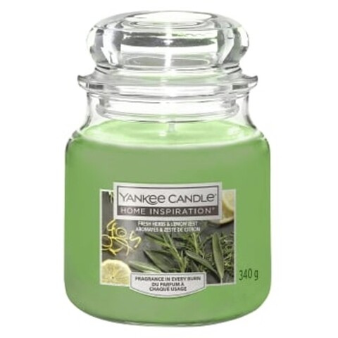 Lumanare parfumata in suport de sticla, Yankee Candle, 60 ore, 340 g, iarba proaspat cosita/mar/lamaie