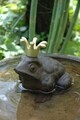 Decoratiune pentru gradina, Esschert, Frog with crown, 11.9 x 13.5 x 12.9 cm, fier forjat